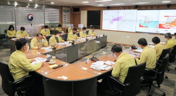 김현수 장관이 제14호 태풍 찬투 대비 긴급 점검회의를 주재하고 있다.