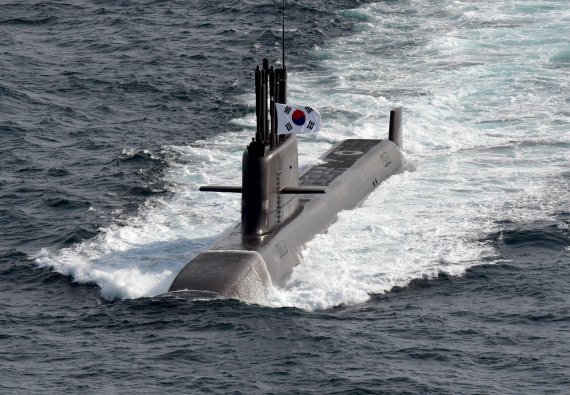 [서울=뉴시스] 해군은 13일 경남 거제 대우조선해양 옥포조선소에서 우리나라 기술로 독자 설계·건조된 해군의 첫 번째 3,000톤급 잠수함인 도산안창호함(KSS-Ⅲ)의 인도·인수 및 취역식을 개최한다. 도산안창호함은 앞으로 1년간의 전력화 훈련을 통한 작전수행능력 평가를 거친 후 2022년 8월경 실전 배치되어 전방위적 위협에 대응하는 국가 전략무기체계로 활약하게 된다. (사진=해군 제공) 2021.08.13. photo@newsis.com *재판매 및 DB 금지 /사진=뉴시스