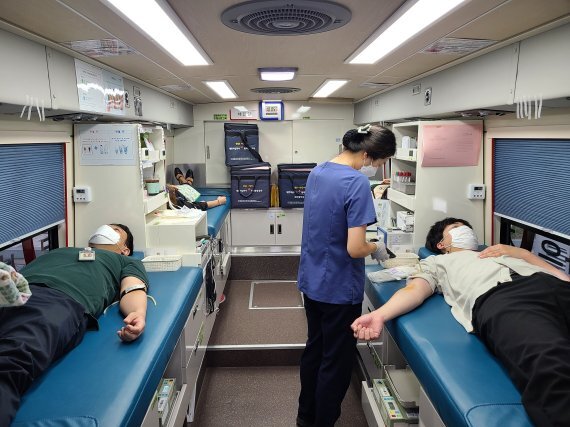 한국전력기술 임직원들이 15일 김천 본사에서 대한적십자사 대구·경북혈액원과 함께하는 단체헌혈을 하고 있다. 한국전력기술 제공