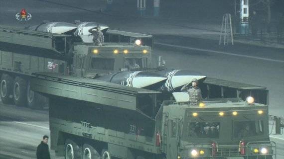 지난 14일 평양 김일성광장에서 열린 조선노동당 제8차 대회 기념 열병식에서 단거리 탄도미사일 '북한판 이스칸데르' 개량형이 등장하고 있다.뉴시스