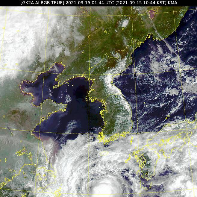 천리안 2A호가 15일 오전 10시44분에 촬영한 제14호 태풍 ‘찬투’ 영상. 국가기상위성센터 제공
