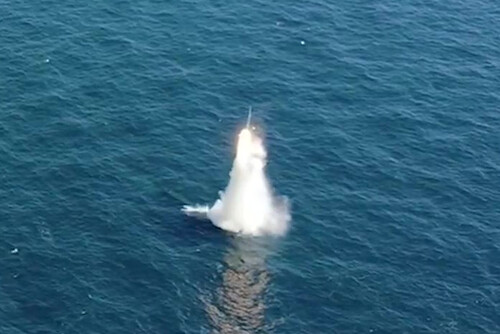 우리나라가 독자 개발한 잠수함발사탄도미사일(SLBM)이 15일 도산안창호함(3천t급)에 탑재돼 수중에서 발사되고 있다. 국방부 제공