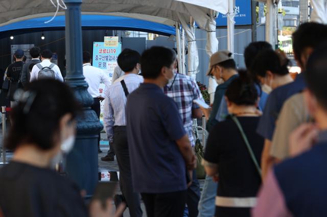 15일 서울 중구 서울역 광장에 마련된 신종 코로나바이러스 감염증(코로나19) 임시 선별검사소에 시민들이 검사를 받기 위해 기다리고 있다. 이날 코로나19 신규 확진자 수는 2,080명으로, 6일 만에 다시 2,000명대로 올라섰다. 연합뉴스