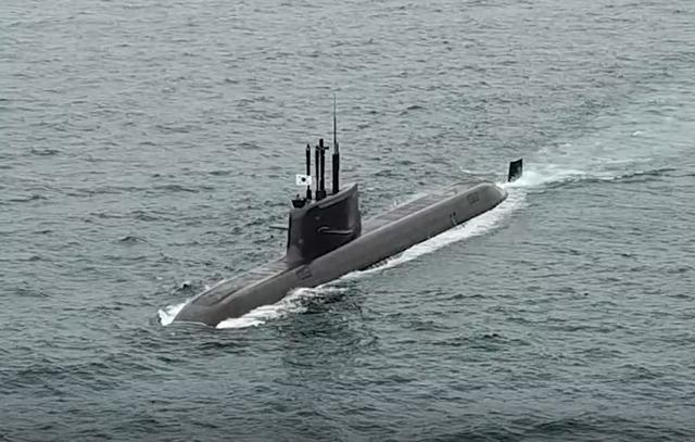 우리나라가 독자 개발한 잠수함발사탄도미사일(SLBM)을 탑재한 도산안창호함(3,000톤급)이 15일 시험발사를 위해 이동하고 있다. 국방부 제공