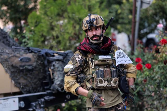 15일 아프가니스탄 수도 카불 거리에서 한 탈레반 대원이 무장한 채 경비 근무를 서고 있다. 카불=EPA 연합뉴스
