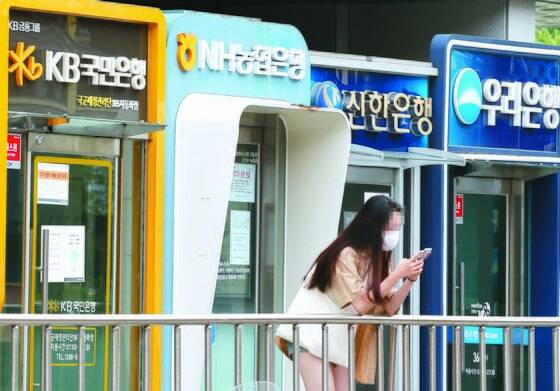 금융당국의 대출규제에 시중은행이 잇달아 대출 문턱을 높이고 있다. 서울 시내에 주요 은행 ATM기기가 나란히 설치되어 있다. 연합뉴스.