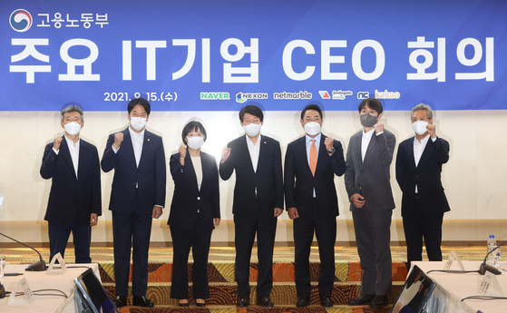 From left: Smilegate Holdings CEO Sung Joon-ho, Netmarble CEO Lee Seung-won, Naver CEO Han Seong-sook, Ministry of Employment and Labor Minister An Kyung-duk, Kakao CEO Yeo Min-soo, Nexon Korea CEO Lee Jung-hun and NCSoft Chief Human Resources Officer Koo Hyun-bum pose for a photo at a meeting of IT companies at the President Hotel in Jung District, central Seoul, on Wednesday. At the meeting, the labor ministry encouraged the companies to increase jobs and recruit more. [YONHAP]