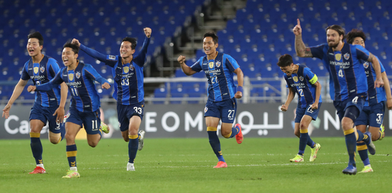 Ulsan Hyundai players celebrate after beating Kawasaki Frontale 3-2 on penalties in the round of 16 of the 2021 AFC Champions League at Munsu Football Stadium in Ulsan on Tuesday. [YONHAP]
