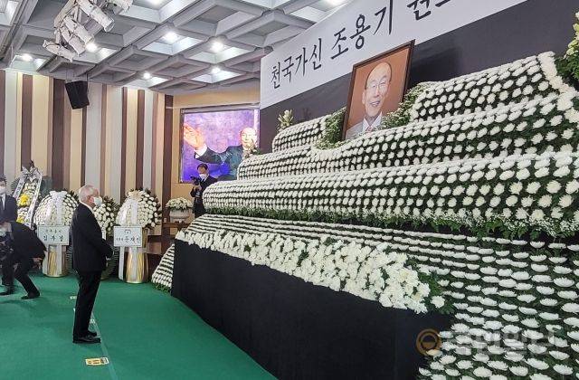 김장환 극동방송 이사장이 15일 서울 여의도순복음교회에 마련된 조용기 목사 빈소에서 조 목사의 영정을 바라보고 있다.