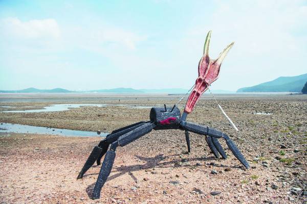 벌천포해수욕장 인근에 설치된 ‘뭍으로 올라온 황발이’.