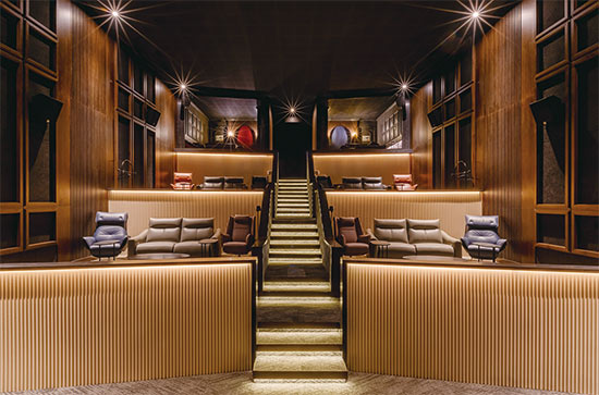 서울 마포구 CGV 연남은 호텔 스위트룸을 극장 안에 옮긴 듯한 특별관 ‘스위트 시네마’를 오픈했다. 독립된 공간을 갖춘 덕분에 인기몰이 중이다. <CJ CGV 제공>