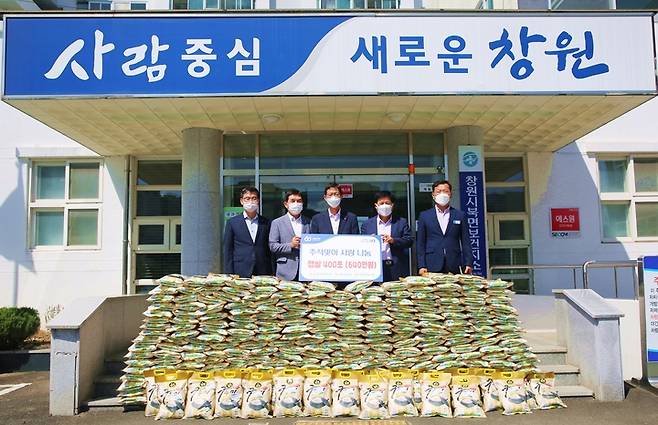 왼쪽부터 박성호 농협창원시지부장, 김택곤 북창원농협 조합장, 윤해진 경남농협 본부장, 황규종 의창구청장, 김영현 북면면장 *재판매 및 DB 금지