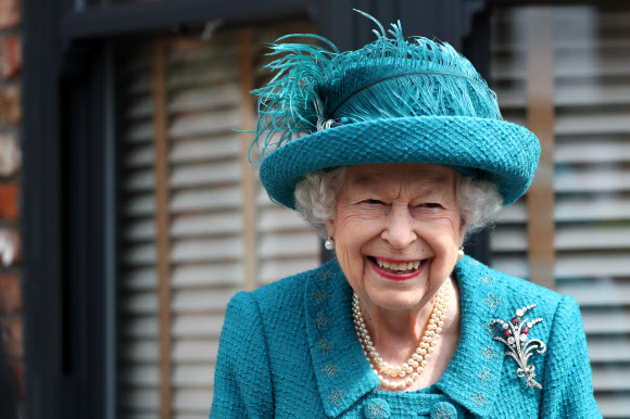 영국 엘리자베스 2세 여왕은 지난 7월8일(현지시간) 영국 장수 TV드라마 '코로네이션 스트리트' 촬영세트가 있는 잉글랜드 맨체스터를 방문해 웃고 있다. 맨체스터=AP연합