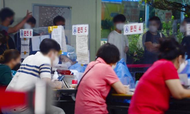 광주 광산구보건소 선별진료소에서 의료진들이 시민들에게 문진표 작성을 안내하고 있다. 뉴스1