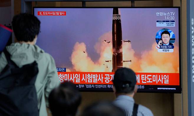 북한이 동해상으로 탄도미사일 2발을 시험발사한 15일 오후 서울에서 시민들이 북한의 미사일 발사와 관련된 뉴스 속보를 지켜보고 있다. AP·연합뉴스