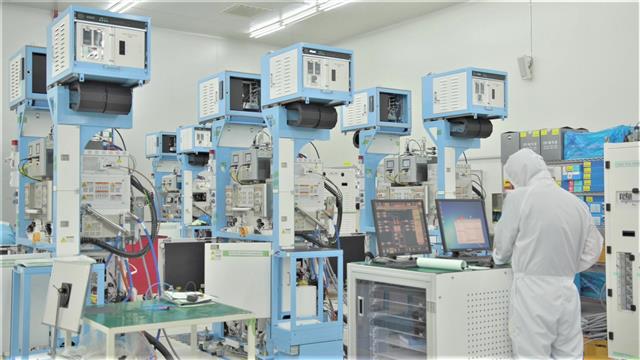 삼성전자 협력사인 반도체 장비 기업 ‘원익IPS’에서 반도체 생산설비 점검이 이뤄지고 있다.삼성전자 제공