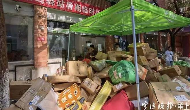 중국 일부 지역에 코로나19 확산 방지를 위해 이동 제한 또는 봉쇄령이 내려지자, 학생들의 생필품을 직접 전달하지 못한 부모들이 택배로 소지품을 보내면서 만들어진 풍경이다.