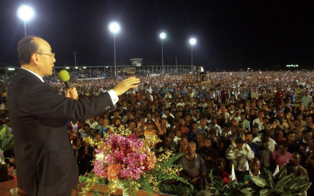 2004년 남태평양 솔로몬군도에서 열린 조용기 목사 초청 부흥집회에 수만명의 인파가 집결했다.