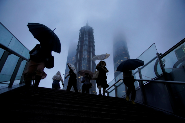 지난 13일 태풍 ‘찬투’로 중국 상하이의 금융가가 짙은 구름에 덮여 있다. /로이터연합뉴스