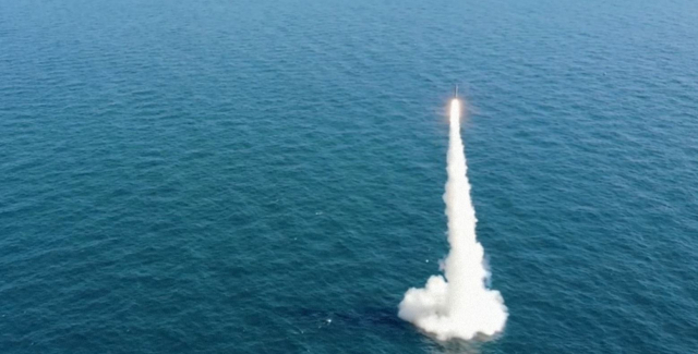 가칭 '현무4-4'로 알려진 국산 잠수함발사탄도미사일(SLBM)이 15일 서해 해상에서 신형 잠수함 '도산 안창호함'에서 수중 발사된 뒤 성공적으로 날아오르고 있다. /ADD 제공 영상 캡처