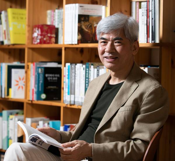 이진우 교수는 사람들이 시스템을 믿지 못하는 근본 원인이 정치세력의 양극화에 있다고 말한다. ⓒ시사IN 신선영