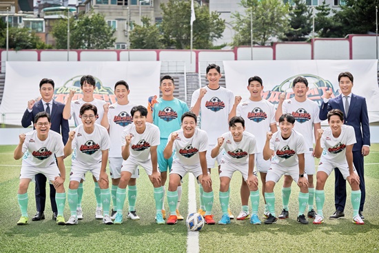 JTBC entertainment program Changda Season 2 (hereinafter referred to as Bunchan 2), which finished the first soccer audition in the topic, announced the first start of How the Avengers, which will finally go toward the All States championship through the last broadcast.So, including Ahn Jung-hwan and Lee Dong-gook Kochi, Kim Yong-man, Kim Sung-joo, Lee Hyung-taek, Yoon Dong-sik, Kim Dong-Hyun, Kim Yo-han, Mo Tae-bum, Park Tae-hwan and newly joined Kang Chil-ku, Huh Min-ho, Kim Joon-hyun, Lee Jang-kun, The group photos gathered together to the Kim Tae-sul create a warmth.It is exciting to see what brilliant growth those who fight with a bright smile will show.In addition, the new members expressed their feelings of joining each other and their determination to come.Kang Chil-ku said, PFC Levski Sofia has a lot of history and a lot of players, and I became the first PFC Levski Sofia player to join the dream-like program Changda Season 2 that athletes want to go out.I am proud of my representative and I want to be a model for my juniors and to inform my stocks a lot. I want to be a part of the team and make the All States championship that the coach has announced, and in fact, I am greedy for entertainment. I will be a representative entertainer of How the Avengers.I will be a player who catches both soccer and entertainment, and two rabbits. Kim Tae-sul, who survived the super pass and became the opening MOM (Man of the Match), said, I am so thrilled.Ive always wanted to do Top Model in a new field, but Im so happy and grateful that it led to such a good result.I will do my best to move actively in places that do not look like I can maintain good teamwork rather than trying to shine alone.I hope you will watch me win the All States. Huh Min-ho, who became Lee Dong-gooks man in EXID Hanis first love, said, I am so happy and I am honored to be a team with Korean sports legends.Especially, it feels like playing soccer under the guidance of Ahn Jung-hwan and Lee Dong-gook Kochi.I will be reborn as a key player who should not be in the team, so that I can play one more step and revitalize the team with my strength made by the triathlon, he said.I am so grateful and pleased to be able to play with the Legends of all sorts of events, said Kim Joon-hyun, a former Skeleton National player.I feel that I am still lacking in many parts, but I am committed to making more efforts and development so that I can have a good impact on the team.I will try to show viewers faster and more dynamic soccer in the future. I would like to ask for your support and encouragement. Lee Jang-kun, who announced the name of Kabadi, who was an unpopular sport, also said, I thought that after the last 3rd audition, I did not regret it even if I did my best.I was hesitant to be too late to do a new Top Model, but I was grateful for this opportunity. I feel that I am not very mature and refined in football yet, so I feel lacking every week.I will practice harder with responsibility and adapt quickly to become a player that will help the Avengers, he said.Expectations are rising in the future of Absolute Avengers to write new legends like this.Unified 2 will air at 7:40 p.m. on Wednesday.Photo = JTBC We have to unite Season 2
