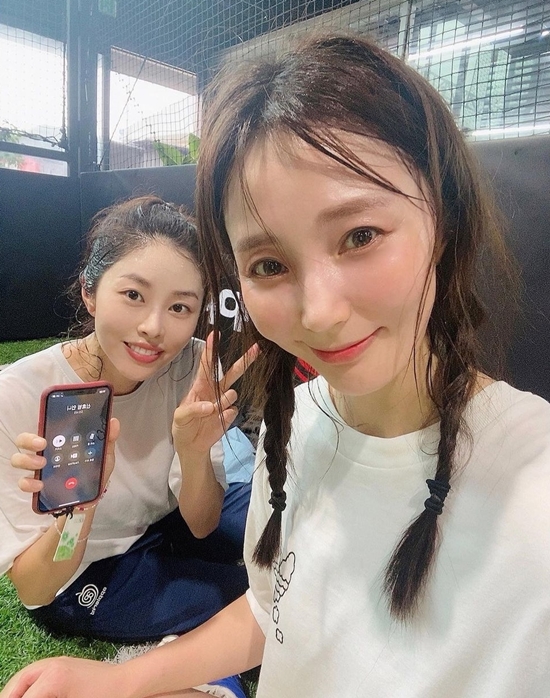 Ahn Hye-Kyung told his Instagram on the 15th, Shin Hyo-bum Sister in the cell phone. Tonight FC Bull moth and FC National Family finals are held.I want to watch a lot of people. I have a heart. In the open photo, Ahn Hye-Kyung is calling Shin Hyo-bum during soccer practice with Seo Dong-joo.The healthy recent situation of the two sweaty people caught the attention of the viewers.Meanwhile, Ahn Hye-Kyung is appearing on SBS The Beating Girls.Photo: Ahn Hye-Kyung Instagram