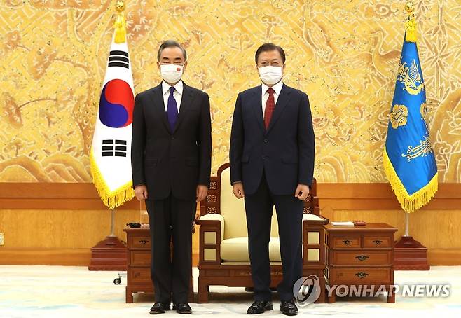 왕이 외교부장과 사진촬영 하는 문재인 대통령 (서울=연합뉴스) 최재구 기자 = 문재인 대통령이 15일 청와대 본관 접견실에서 왕이 중국 국무위원 겸 외교부장과 기념사진을 촬영하고 있다. 2021.9.15 jjaeck9@yna.co.kr