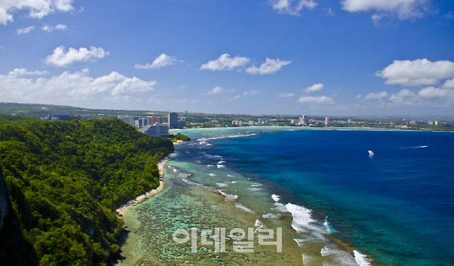 괌 정부관광청은 지난 7월 4일부터 괌 입국 72시간 이내 코로나19 PCR 검사 음성확인서를 소지하고 괌을 방문하는 해외 입국자들은 격리에서 면제된다고 밝혔다.