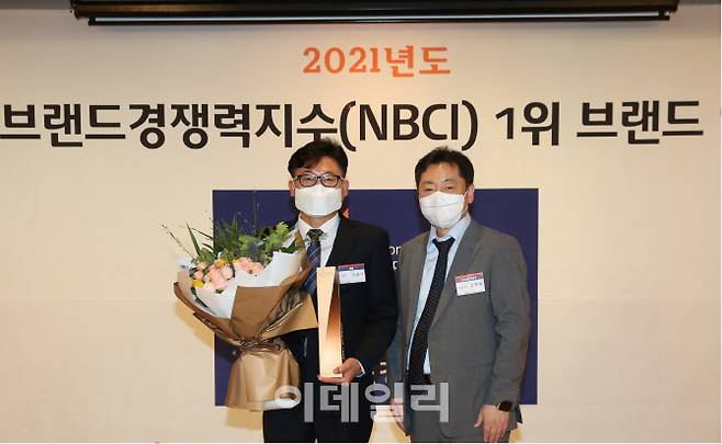 ▲KT&G 초슬림 담배 브랜드 ‘에쎄(ESSE)’가 지난 4월27일 서울 중구 롯데호텔에서 열린 ‘2021 국가브랜드경쟁력지수(NBCI)’ 담배 부문에서 12년 연속 1위로 선정됐다.(사진=KT&G)