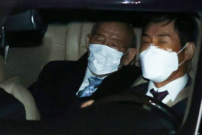 전두환 전 대통령이 2020년 11월 30일 오후 서울 서대문구 연희동에 위치한 자택에 도착하고 있다.(사진=연합 제공)
