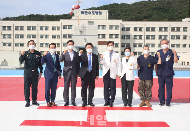 정요안 군인공제회 기획관리이사(왼쪽에서 4번째)가 국군수도병원에 방문에 감사의 뜻을 전하고 기념촬영을 하고 있다.(사진=군인공제회)