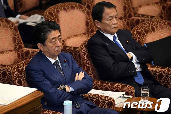 아베 신조 전 일본 총리(왼쪽)와 아소 다로 부총리 겸 재무상 <자료사진> © AFP=뉴스1