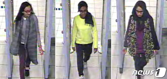 왼쪽부터 카디자 술타나, 아미라 아바세, 샤미마 베굼이 영국 수도 런던 남부 게트윅 공항의 보안검색대를 지나고 있다. 2015.02.17 © AFP=뉴스1