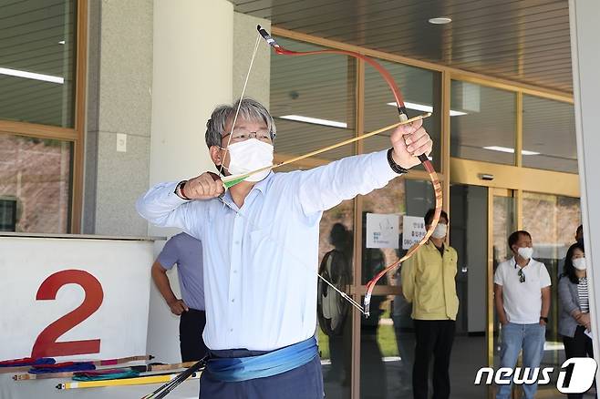 유진섭 시장이 새롭게 조성된 국궁장에서 활을 쏘고 있다. © 뉴스1