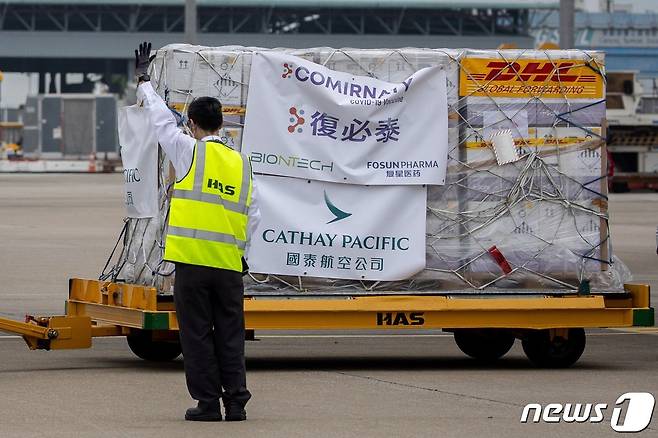 27일(현지시간)  케세이퍼시픽항공을 통해 홍콩 국제공항에 도착한 화이자·바이오앤테크 백신 화물이 물류창고로 이동하고 있다. 2021.02.27 © AFP=뉴스1