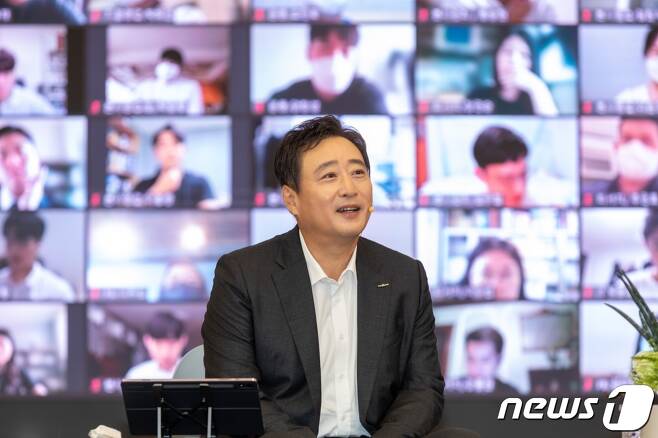 김남구 한국금융지주 회장이 16일 개최된 '토크 온 한투게더'에 참석했다. © 뉴스1