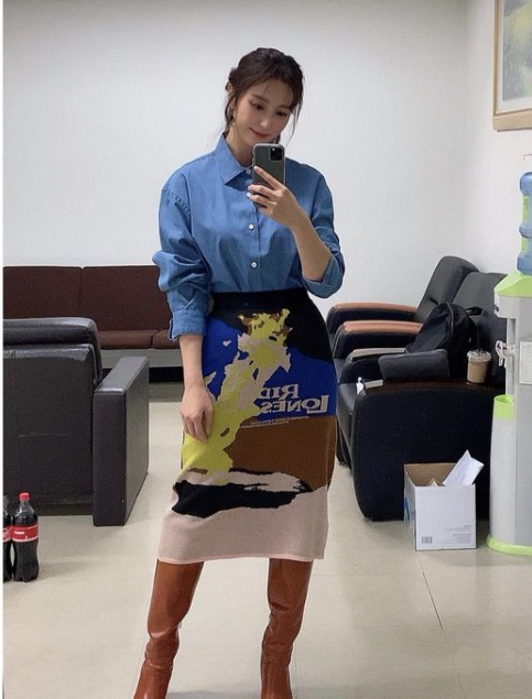 Broadcaster and actor Ahn Hye-Kyung has unveiled a fashion that no one can digest.Ahn Hye-Kyung posted a picture on his SNS on the 16th, saying, Its like a real autumn.# Eastlife # From today # Amazon probably last existence # 1 recording # 1 I did not forget to promote.The photo shows Ahn Hye-Kyung enjoying wearing an atmosphere costume for autumn.Currently, Ahn Hye-Kyung is playing a big role as a goalkeeper for FC Bull moth in SBS Goal-hitting Girls.