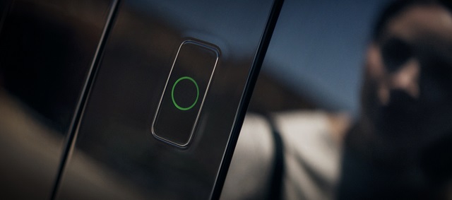 GV60에 최초 적용되는 '페이스 커넥트 '기술과 지문 인증 시스템을 연계하면, 운전자는 스마트키 없이도 시동과 주행을 할 수 있다. /제네시스 제공