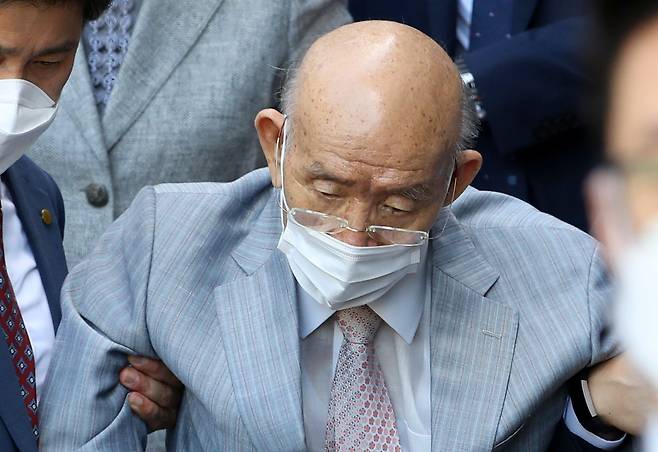 사자명예훼손 혐의로 1심에서 유죄 판결을 받은 전두환 전 대통령이 지난 2021년 8월 9일 광주지방법원에서 열린 항소심 재판을 받고 법원을 나서고 있다. /김영근 기자