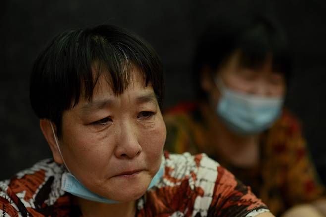 16일 중국 선전시 헝다그룹 본사에는 헝다 파산을 우려하는 투자자들이 몰려들고 있다. 한 중국인 여성이 집이 지어지지 않아 계약금을 떼일 것을 걱정하며 눈물을 흘리고 있다. /연합뉴스