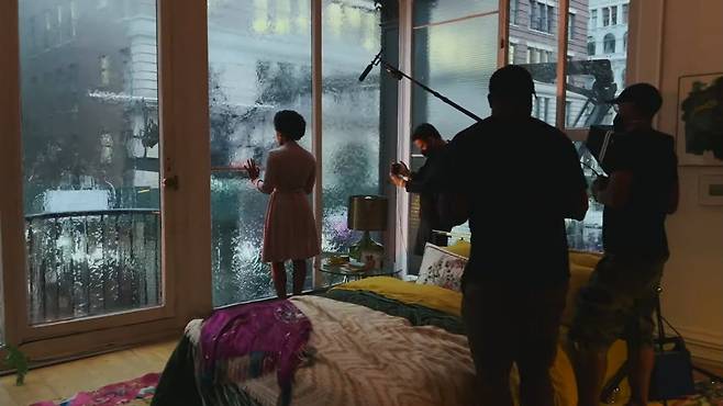 프레이저 촬영감독 팀이 아이폰 13 프로로 실제 촬영하는 현장. /애플 동영상 캡처