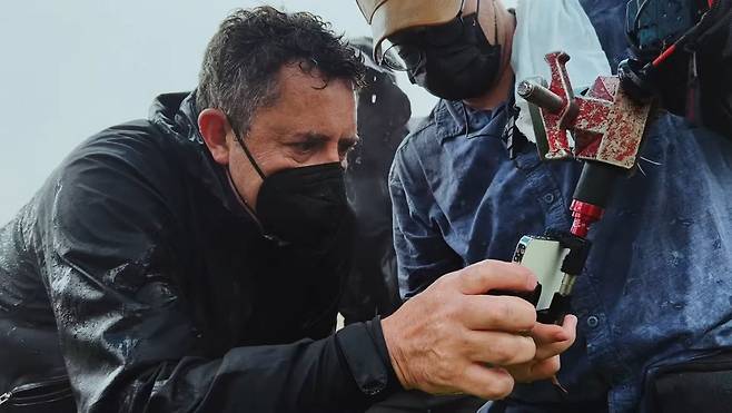 ‘제로 다크 서티’의 촬영을 맡았던 그레이그 프레이저 촬영감독이 아이폰 13 프로로 영화 촬영을 하고 있다. /애플 동영상 캡처