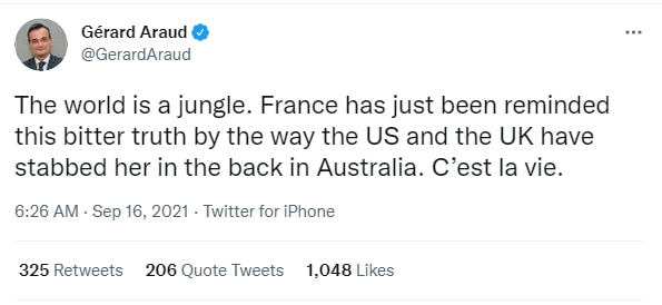 "세상은 정글...이 진리를 미국과 영국에게서 등에 칼이 찔리며 다시 깨달았다"고 트위터에 올린 제라르 아로 전 프랑스 외교관.