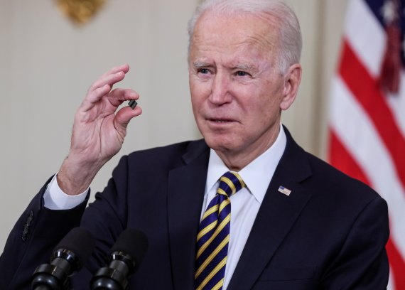 지난 2월 24일 미국 조 바이든 대통령이 워싱턴DC 백악관에서 반도체칩을 들고 공급망 문제에 대해 연설하고 있다.로이터뉴스1