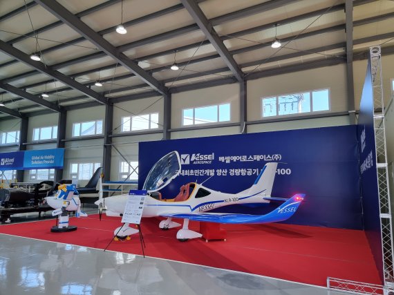 경기도 안성 소재 베셀에어로스페이스 안성 2공장에 초경량항공기 KLA-100이 전시돼 있다. 베셀에어로스페이스 제공