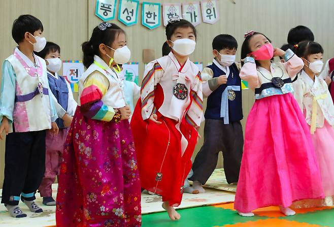 광주 북구청어린이집에서 추석을 앞두고 원생들이 한복을 입고 즐거워하고 있다. 연합뉴스