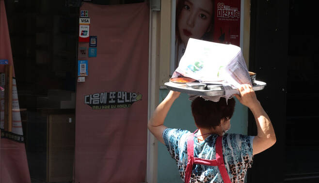15일 오후 서울 명동의 한 화장품 매장에 휴업을 알리는 안내문이 붙어 있다. 연합뉴스
