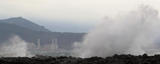 태풍 '찬투'가 제주를 향해 접근하는 16일 오전 서귀포시 안덕면 사계리 해안에 거센 파도가 몰아치고 있다. 연합뉴스