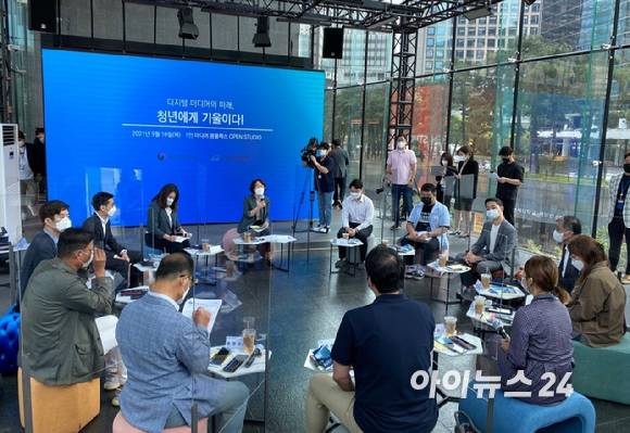 임혜숙 과학기술정보통신부 장관이 16일 오후 서울 중구 그랜드센트럴타워 1인미디어콤플렉스오픈스튜디오에서 열린'디지털미디어 청년창업 활성화 간담회' 에 참석해 의견을 나누고 있다.